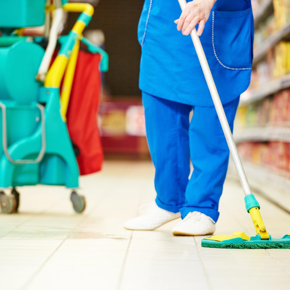 Personas limpiando supermercado